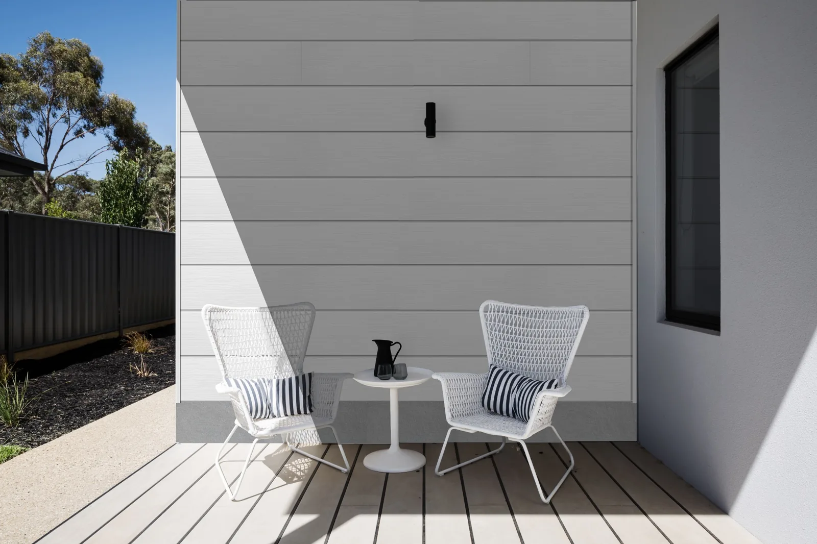 Fortex Clic horizontal white cladding on a modern garden wall